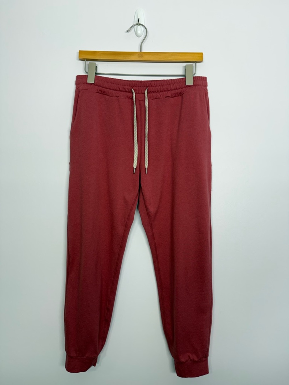 Vuori Performance Jogger Heathered Red Size Medium? 25.5” Inseam 15.5” Waist